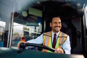 Conductor de autobús se da cuenta de que una niña llora a diario, mira debajo del asiento tras dejarla y se queda sin aliento.