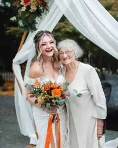 Cuando vi a mi hermana con mi vestido y los pendientes de diamantes de la abuela, mamá la excusó, diciendo: "que se sienta especial".