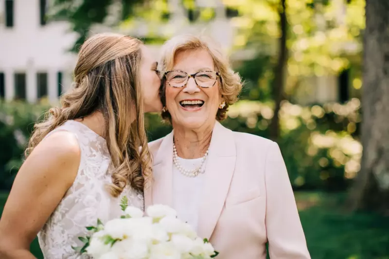 Cuando vi a mi hermana con mi vestido y los pendientes de diamantes de la abuela, mamá la excusó, diciendo: "que se sienta especial".