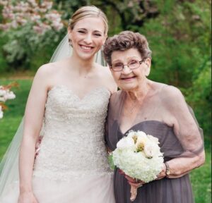 Cuando vi a mi hermana con mi vestido y los pendientes de diamantes de la abuela, mamá la excusó, diciendo: "que se sienta especial".