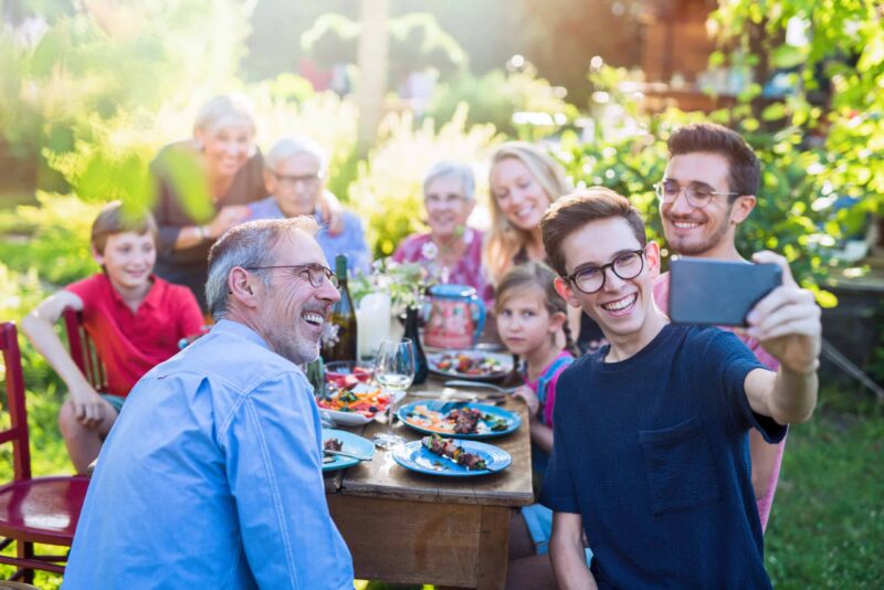En mi 70 cumpleaños, mi nieto brindó: "Al abuelo, el hombre que piensa que el dinero puede comprar el amor". Toda mi familia, incluida mi esposa, se rió. Así que salí