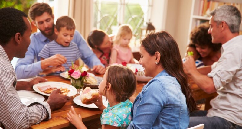 En mi 70 cumpleaños, mi nieto brindó: "Al abuelo, el hombre que piensa que el dinero puede comprar el amor". Toda mi familia, incluida mi esposa, se rió. Así que salí