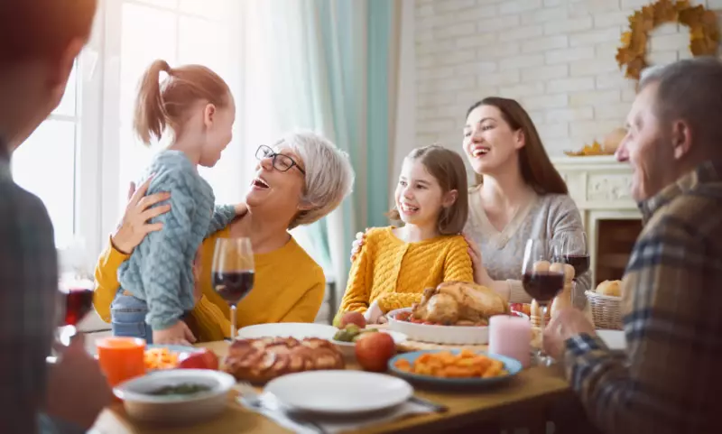 En mi 70 cumpleaños, mi nieto brindó: "Al abuelo, el hombre que piensa que el dinero puede comprar el amor". Toda mi familia, incluida mi esposa, se rió. Así que salí