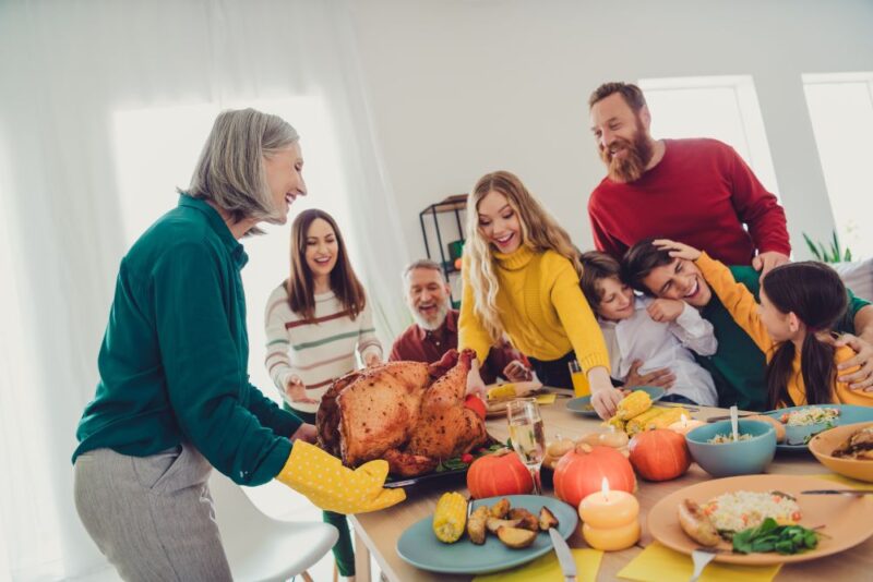 En mi 70 cumpleaños, mi nieto brindó: "Al abuelo, el hombre que piensa que el dinero puede comprar el amor". Toda mi familia, incluida mi esposa, se rió. Así que salí