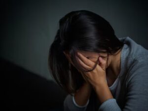 Le pedí a mi esposa que le diera sus ahorros de maternidad de 7.000 dólares a mi hermana. Ella se negó, y la acusé de ser egoísta.