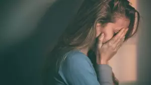 Le pedí a mi esposa que le diera sus ahorros de maternidad de 7.000 dólares a mi hermana. Ella se negó, y la acusé de ser egoísta.
