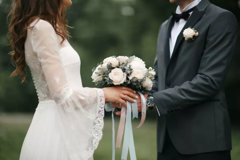 Esta chica sin dinero ni siquiera ayudó a pagar el pastel, ¡cómelo!" Mi suegra gritó en nuestra boda y me empujó un trozo de pastel en la cara