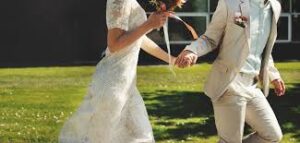 Esta chica sin dinero ni siquiera ayudó a pagar el pastel, ¡cómelo!" Mi suegra gritó en nuestra boda y me empujó un trozo de pastel en la cara