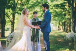 Esta chica sin dinero ni siquiera ayudó a pagar el pastel, ¡cómelo!" Mi suegra gritó en nuestra boda y me empujó un trozo de pastel en la cara