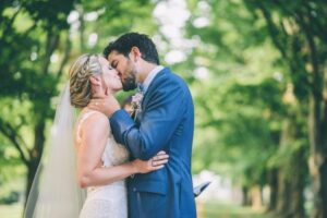 Esta chica sin dinero ni siquiera ayudó a pagar el pastel, ¡cómelo!" Mi suegra gritó en nuestra boda y me empujó un trozo de pastel en la cara