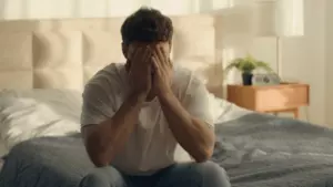Justo antes de la boda de mi hermano, apareció un misterioso texto: "no vayas, revisa el garaje de tu marido". Pensé que era una broma... hasta que vi lo que había dentro.