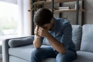 Justo antes de la boda de mi hermano, apareció un misterioso texto: "no vayas, revisa el garaje de tu marido". Pensé que era una broma... hasta que vi lo que había dentro.