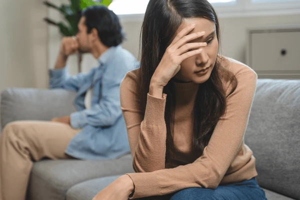 Justo antes de la boda de mi hermano, apareció un misterioso texto: "no vayas, revisa el garaje de tu marido". Pensé que era una broma... hasta que vi lo que había dentro.