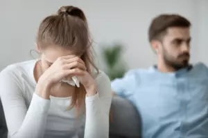 Justo antes de la boda de mi hermano, apareció un misterioso texto: "no vayas, revisa el garaje de tu marido". Pensé que era una broma... hasta que vi lo que había dentro.