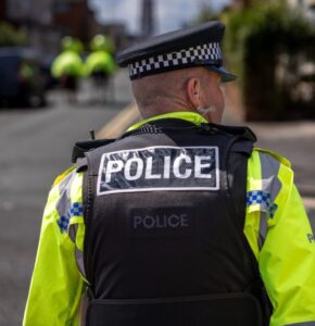 Después de que mi hijo desapareciera con alguien que claramente era una mala influencia y drenaba nuestras finanzas, me sentí destrozado, hasta que mi nieto dijo en silencio: "No te preocupes, abuela.