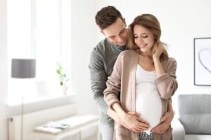 Después de mi divorcio, mi hijo me dejó dormir en su sofá, mientras le regalaba un apartamento de lujo a su suegra. "Si querías comodidad, deberías haberte quedado casado con papá", dijo.