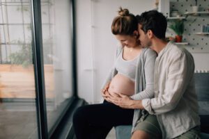 Después de mi divorcio, mi hijo me dejó dormir en su sofá, mientras le regalaba un apartamento de lujo a su suegra. "Si querías comodidad, deberías haberte quedado casado con papá", dijo.