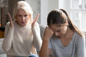 Después de que mamá dijera que debería irme de casa para siempre, hice las maletas y me fui en silencio. Pasaron las semanas, luego papá me preguntó por qué había dejado de ayudar con la hipoteca.