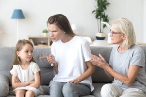 Después de que mamá dijera que debería irme de casa para siempre, hice las maletas y me fui en silencio. Pasaron las semanas, luego papá me preguntó por qué había dejado de ayudar con la hipoteca.