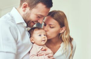 Mi esposa eligió conducir sola a la fiesta. Minutos después de nuestro viaje, mi hijo susurró: "Papá, encontré algo que mamá estaba escondiendo".