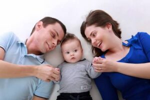 Mi esposa eligió conducir sola a la fiesta. Minutos después de nuestro viaje, mi hijo susurró: "Papá, encontré algo que mamá estaba escondiendo".