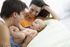 Mi esposa eligió conducir sola a la fiesta. Minutos después de nuestro viaje, mi hijo susurró: "Papá, encontré algo que mamá estaba escondiendo".