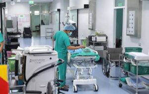 Mi madre destrocó mis registros médicos y gritó: "¡Estás dejando que tu hermana muera!" Mi padre me llamó un error egoísta. Me obligaron al hospital para donar la mitad de mi hígado.
