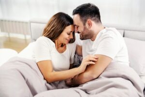 Me enteré de que mi marido me engañó con la novia de 18 años de mi hijo, y me quedé atónito por sus sucios secretos.