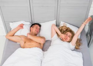 Me enteré de que mi marido me engañó con la novia de 18 años de mi hijo, y me quedé atónito por sus sucios secretos.
